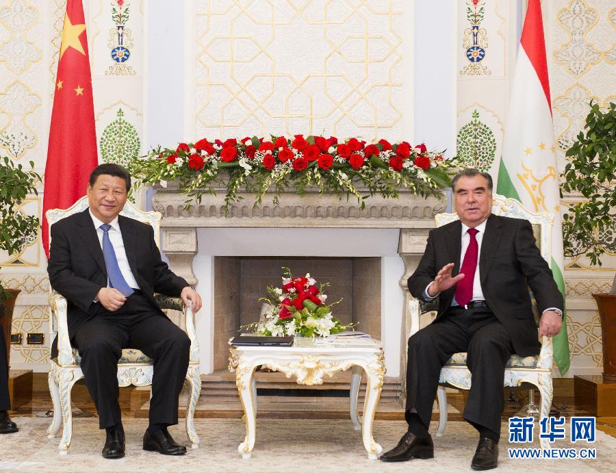 9月13日，國(guó)家主席習(xí)近平在杜尚別同塔吉克斯坦總統(tǒng)拉赫蒙舉行會(huì)談。 新華社記者黃敬文攝 