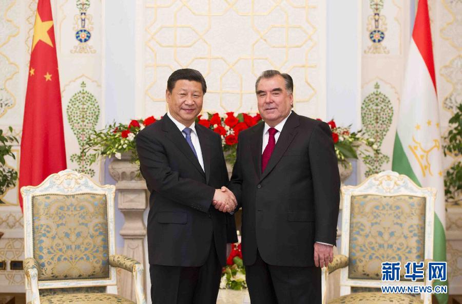 9月13日，國(guó)家主席習(xí)近平在杜尚別同塔吉克斯坦總統(tǒng)拉赫蒙舉行會(huì)談。 新華社記者黃敬文攝 