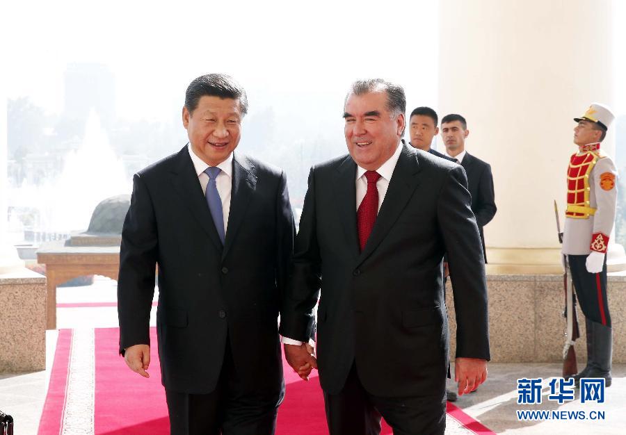 9月13日，國(guó)家主席習(xí)近平在杜尚別同塔吉克斯坦總統(tǒng)拉赫蒙舉行會(huì)談。 這是會(huì)談開始前，兩國(guó)元首步入會(huì)談大廳。 新華社記者鞠鵬攝 