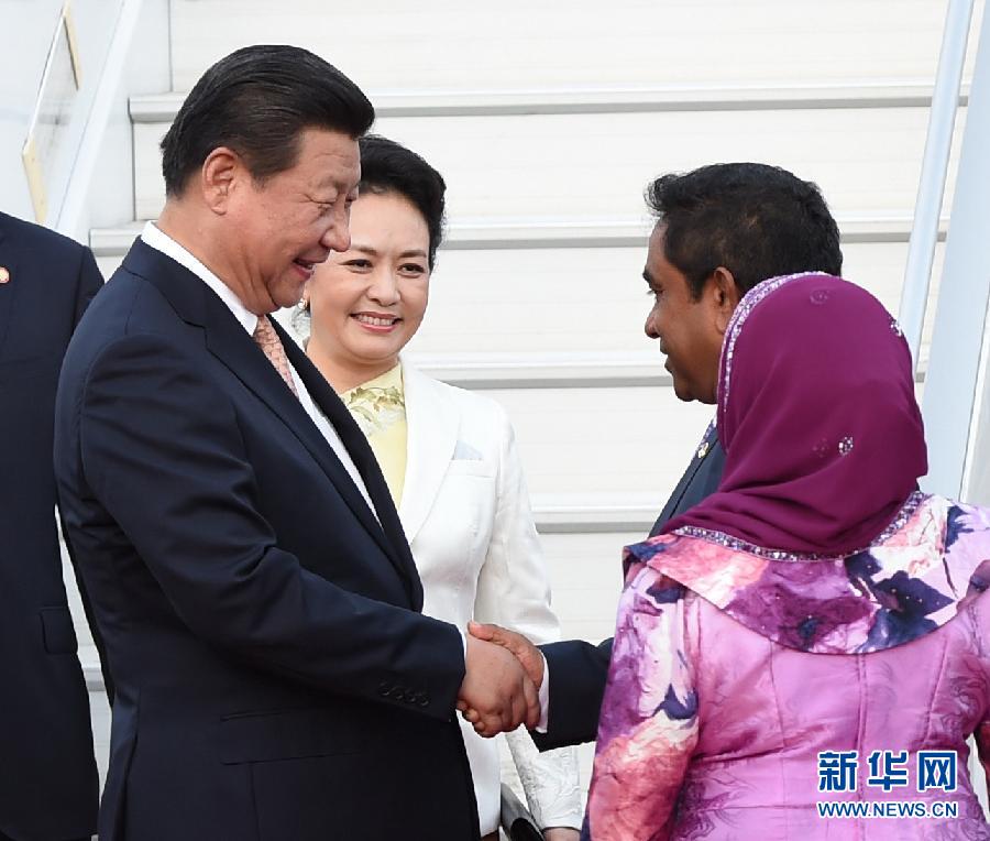 9月14日，國家主席習(xí)近平抵達(dá)馬累，開始對(duì)馬爾代夫進(jìn)行國事訪問。習(xí)近平和夫人彭麗媛在機(jī)場受到馬爾代夫總統(tǒng)亞明夫婦的熱情迎接。 新華社記者 馬占成 攝