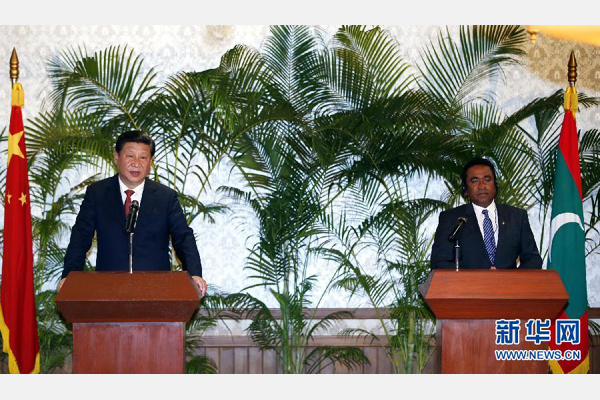 9月15日，國家主席習(xí)近平在馬累與馬爾代夫總統(tǒng)亞明共同會見記者。 新華社記者 鞠鵬 攝