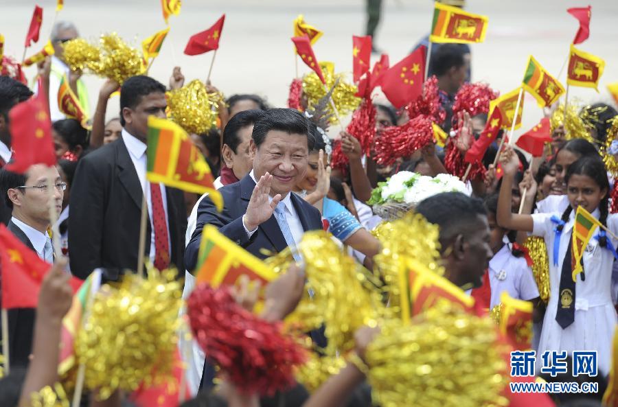  9月16日，國家主席習近平抵達科倫坡，開始對斯里蘭卡進行國事訪問。在班達拉奈克國際機場，習近平和夫人彭麗媛受到拉賈帕克薩總統(tǒng)夫婦熱情迎接。新華社記者謝環(huán)馳攝 