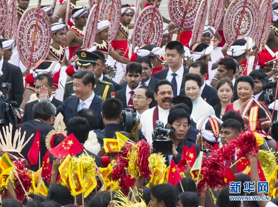 9月16日，國家主席習近平抵達科倫坡，開始對斯里蘭卡進行國事訪問。在班達拉奈克國際機場，習近平和夫人彭麗媛受到拉賈帕克薩總統(tǒng)夫婦熱情迎接。新華社記者黃敬文攝 