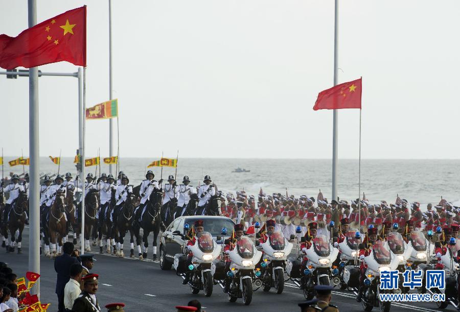9月16日，斯里蘭卡總統(tǒng)拉賈帕克薩在科倫坡為國家主席習(xí)近平舉行盛大歡迎儀式。這是習(xí)近平和夫人彭麗媛乘坐的專車在摩托車隊(duì)和騎兵隊(duì)護(hù)衛(wèi)下駛?cè)霘g迎儀式現(xiàn)場。新華社記者謝環(huán)馳攝