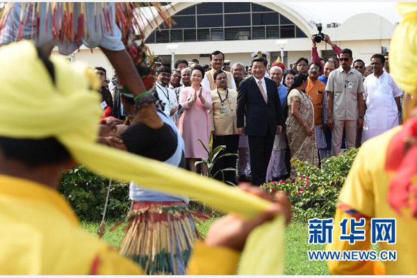 9月17日，國家主席習近平抵達古吉拉特邦艾哈邁達巴德市，開始對印度進行國事訪問。這是印度青年跳起古吉拉特邦傳統(tǒng)舞蹈，歡迎習近平和夫人彭麗媛。新華社記者 馬占成 攝