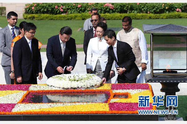9月18日，國家主席習近平和夫人彭麗媛在新德里向甘地墓敬獻花圈。 新華社記者 龐興雷 攝