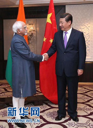 9月18日，國(guó)家主席習(xí)近平在新德里會(huì)見(jiàn)印度副總統(tǒng)兼聯(lián)邦院議長(zhǎng)安薩里。 新華社記者 龐興雷 攝