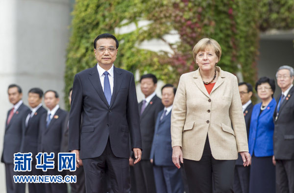 10月10日，德國總理默克爾在柏林總理府前廣場舉行隆重儀式，歡迎國務院總理李克強對德國進行正式訪問。 新華社記者 謝環(huán)馳 攝 