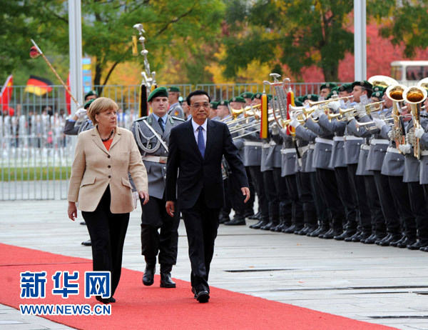 10月10日，德國總理默克爾在柏林總理府前廣場舉行隆重儀式，歡迎中國國務院總理李克強對德國進行正式訪問。 新華社記者 饒愛民 攝 