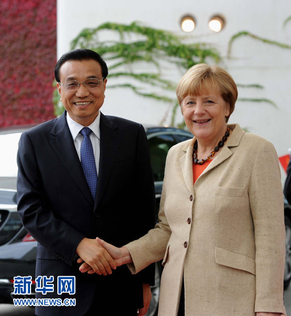 10月10日，德國總理默克爾在柏林總理府前廣場舉行隆重儀式，歡迎中國國務院總理李克強對德國進行正式訪問。 新華社記者 饒愛民 攝 