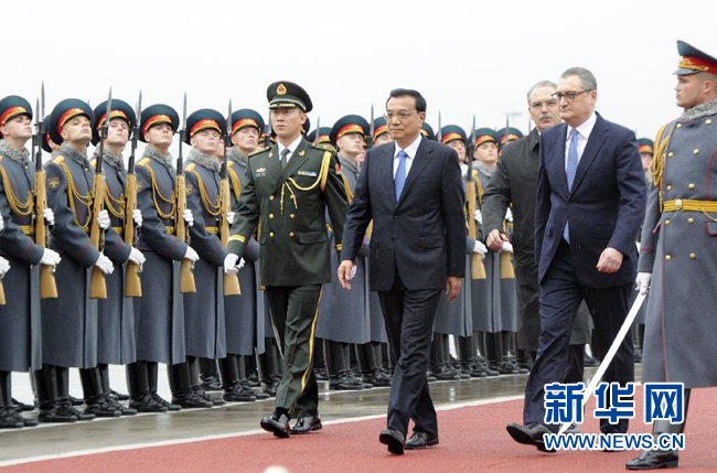 10月12日，中國國務(wù)院總理李克強(qiáng)乘專機(jī)抵達(dá)莫斯科，開始對俄羅斯進(jìn)行正式訪問并舉行中俄總理第十九次定期會晤。俄方在機(jī)場舉行隆重儀式，歡迎李克強(qiáng)總理。新華社記者 張鐸 攝