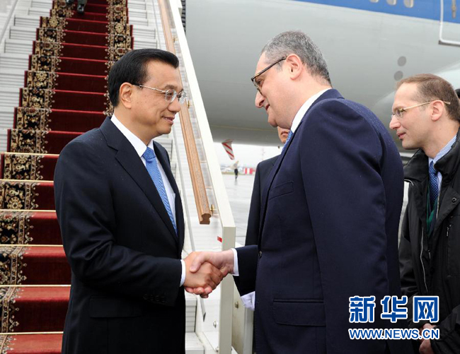 10月12日，中國國務(wù)院總理李克強(qiáng)乘專機(jī)抵達(dá)莫斯科，開始對俄羅斯進(jìn)行正式訪問并舉行中俄總理第十九次定期會晤。俄羅斯聯(lián)邦政府高級官員到機(jī)場迎接李克強(qiáng)總理。新華社記者 饒愛民 攝
