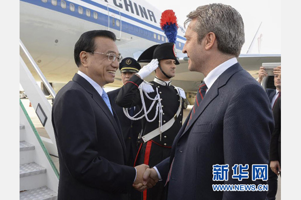 10月14日，國(guó)務(wù)院總理李克強(qiáng)乘專機(jī)抵達(dá)羅馬，開始對(duì)意大利進(jìn)行正式訪問(wèn)，意大利政府高級(jí)官員到機(jī)場(chǎng)迎接。 新華社記者李學(xué)仁攝