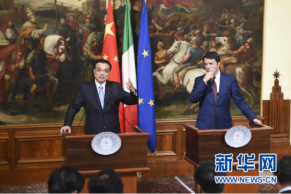 10月14日，國(guó)務(wù)院總理李克強(qiáng)在羅馬與意大利總理倫齊舉行會(huì)談后共同會(huì)見(jiàn)記者。 新華社記者 李學(xué)仁 攝