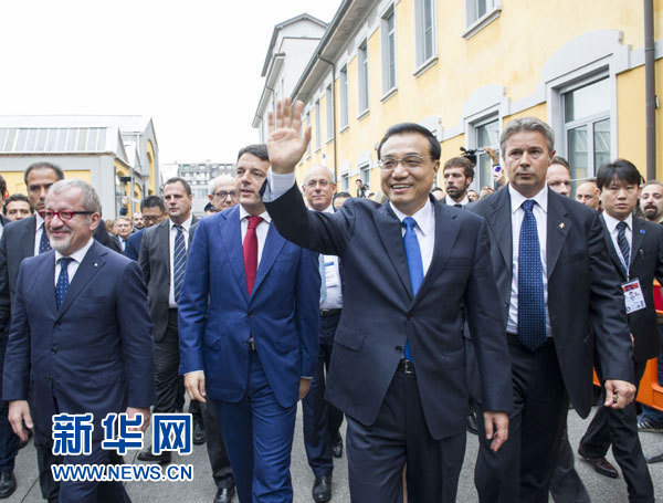 10月16日，中國(guó)國(guó)務(wù)院總理李克強(qiáng)在米蘭與意大利總理倫齊共同出席第五屆中意創(chuàng)新合作周大會(huì)并致辭。這是李克強(qiáng)抵達(dá)位于米蘭理工大學(xué)的會(huì)場(chǎng)。新華社記者王曄攝