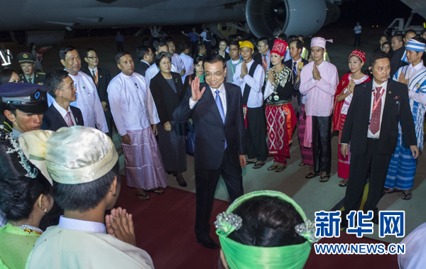 11月12日，中國國務(wù)院總理李克強(qiáng)抵達(dá)內(nèi)比都，出席東亞合作領(lǐng)導(dǎo)人系列會(huì)議并對緬甸進(jìn)行正式訪問。 新華社記者王曄攝
