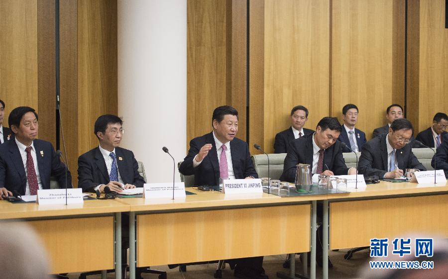 11月17日，國(guó)家主席習(xí)近平在堪培拉和澳大利亞總理阿博特共同出席第四屆中澳工商界首席執(zhí)行官圓桌會(huì)。這次會(huì)議是由澳大利亞企業(yè)領(lǐng)袖理事會(huì)和中國(guó)國(guó)家開(kāi)發(fā)銀行共同組織承辦的。新華社記者 謝環(huán)馳 攝 