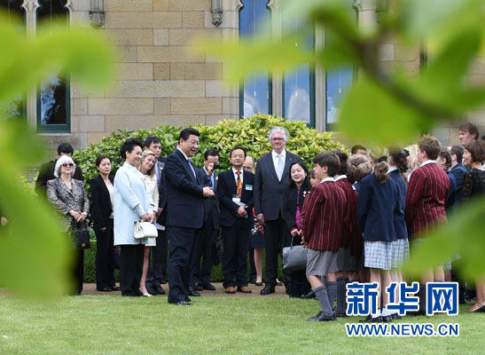 11月18日，國(guó)家主席習(xí)近平在澳大利亞塔斯馬尼亞州與朗塞斯頓市斯科奇－歐克伯恩小學(xué)的小學(xué)生共同植樹(shù)。新華社記者 馬占成 攝