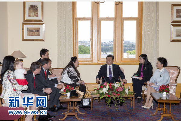 11月18日，國(guó)家主席習(xí)近平在澳大利亞塔斯馬尼亞州參觀訪問(wèn)。這是習(xí)近平看望已故塔斯馬尼亞州前州長(zhǎng)培根的家人。新華社記者 丁林 攝