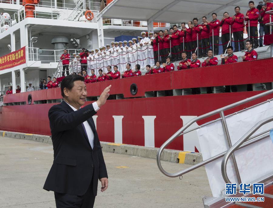 11月18日，正在澳大利亞塔斯馬尼亞州首府霍巴特訪問的中國國家主席習(xí)近平在澳大利亞總理阿博特陪同下參觀南極科考項(xiàng)目并慰問兩國科考人員。這是習(xí)近平在霍巴特港看望正在這里補(bǔ)給的&ldquo;雪龍&rdquo;號全體科考人員。新華社記者李學(xué)仁攝 