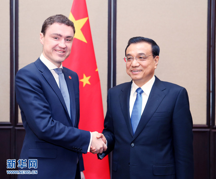 12月17日，中國國務(wù)院總理李克強在貝爾格萊德會見愛沙尼亞總理羅伊瓦斯。 新華社記者姚大偉攝 