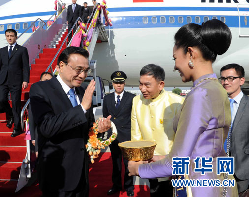 12月19日，中國國務(wù)院總理李克強(qiáng)抵達(dá)曼谷，出席大湄公河次區(qū)域經(jīng)濟(jì)合作領(lǐng)導(dǎo)人第五次會(huì)議。新華社記者饒愛民攝