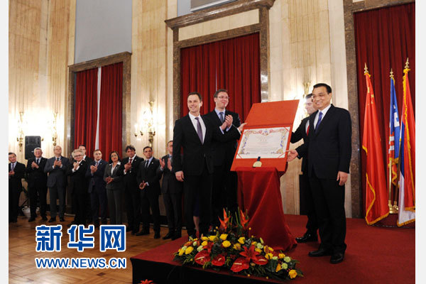 12月18日，中國(guó)國(guó)務(wù)院總理李克強(qiáng)在貝爾格萊德市政廳接受&ldquo;貝爾格萊德榮譽(yù)市民&rdquo;證書，塞爾維亞總理武契奇陪同出席。隨后，李克強(qiáng)同塞各界知名人士親切會(huì)見并互動(dòng)交流。新華社記者 饒愛民 攝