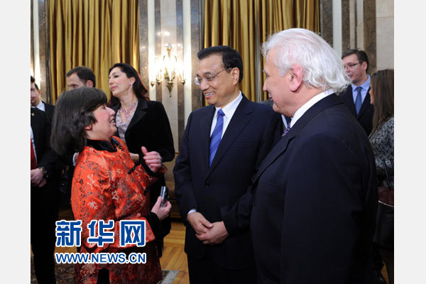 12月18日，中國(guó)國(guó)務(wù)院總理李克強(qiáng)在貝爾格萊德市政廳接受&ldquo;貝爾格萊德榮譽(yù)市民&rdquo;證書，塞爾維亞總理武契奇陪同出席。隨后，李克強(qiáng)同塞各界知名人士親切會(huì)見并互動(dòng)交流。這是李克強(qiáng)同漢學(xué)家波普&mdash;采尼奇夫婦親切交談。新華社記者 饒愛民 攝