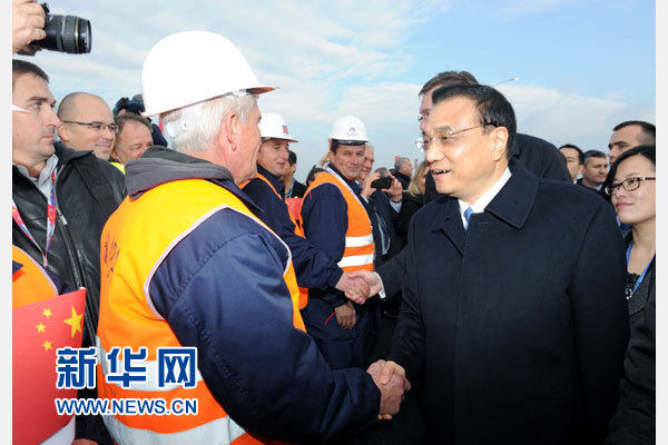 12月18日，中國國務(wù)院總理李克強在貝爾格萊德同塞爾維亞總理武契奇共同出席貝爾格萊德跨多瑙河大橋竣工儀式。這是李克強同大橋建設(shè)者親切交流。新華社記者 饒愛民 攝