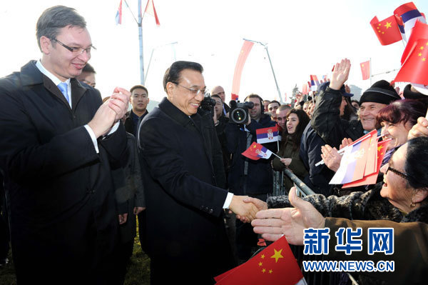 12月18日，中國國務(wù)院總理李克強在貝爾格萊德同塞爾維亞總理武契奇共同出席貝爾格萊德跨多瑙河大橋竣工儀式。這是李克強在儀式現(xiàn)場同塞爾維亞群眾親切握手。新華社記者 饒愛民 攝