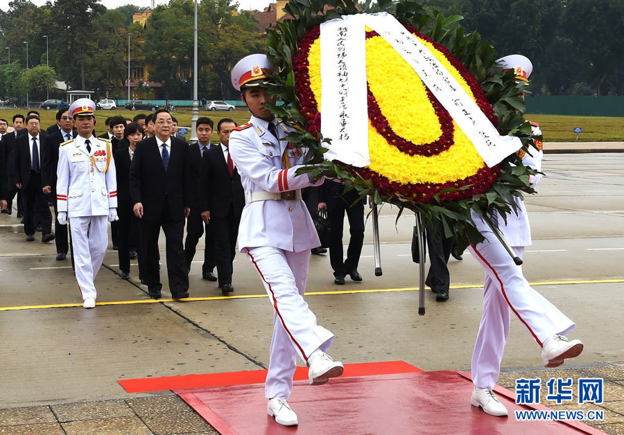 12月25日至27日，中共中央政治局常委、全國(guó)政協(xié)主席俞正聲對(duì)越南進(jìn)行正式訪問(wèn)。 這是12月27日，俞正聲在河內(nèi)瞻仰胡志明主席陵。新華社記者劉建生攝