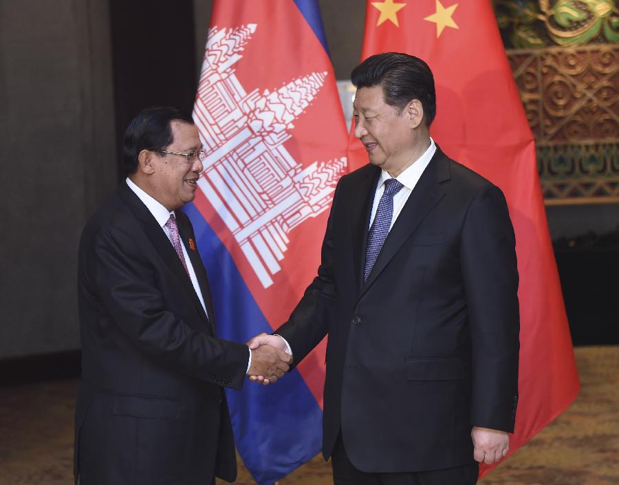 4月23日，國家主席習近平在雅加達會見柬埔寨首相洪森。新華社記者張鐸攝 