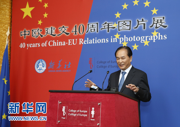5月18日，正在比利時訪問的新華社社長蔡名照在比利時布魯日歐洲學院舉行的&ldquo;中歐建交40周年圖片展&rdquo;開幕式上致辭。在中歐建交40周年之際，由新華社、歐洲學院主辦的&ldquo;中歐建交40周年圖片展&rdquo;18日在位于比利時布魯日的歐洲學院開幕。 新華社記者葉平凡攝 