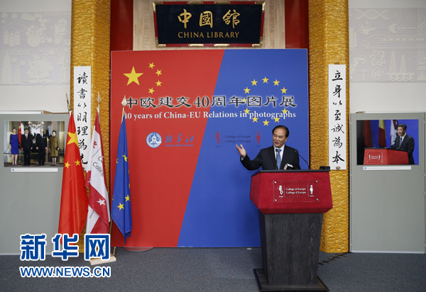 　　5月18日，正在比利時訪問的新華社社長蔡名照在比利時布魯日歐洲學院舉行的&ldquo;中歐建交40周年圖片展&rdquo;開幕式上致辭。在中歐建交40周年之際，由新華社、歐洲學院主辦的&ldquo;中歐建交40周年圖片展&rdquo;18日在位于比利時布魯日的歐洲學院開幕。 新華社記者葉平凡攝