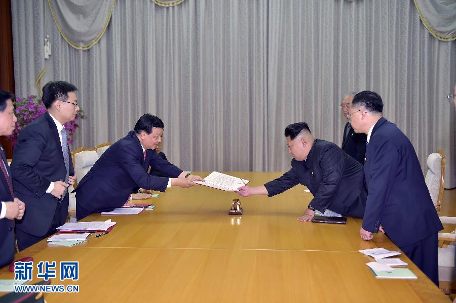10月9日，中共中央政治局常委、中央書記處書記劉云山在平壤百花園迎賓館會見朝鮮勞動黨第一書記金正恩。這是劉云山向金正恩轉交習近平總書記的親署函。新華社記者 李濤 攝
