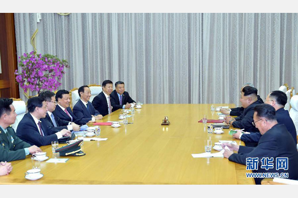 10月9日，中共中央政治局常委、中央書記處書記劉云山在平壤百花園迎賓館會見朝鮮勞動黨第一書記金正恩。 新華社記者 李濤 攝 