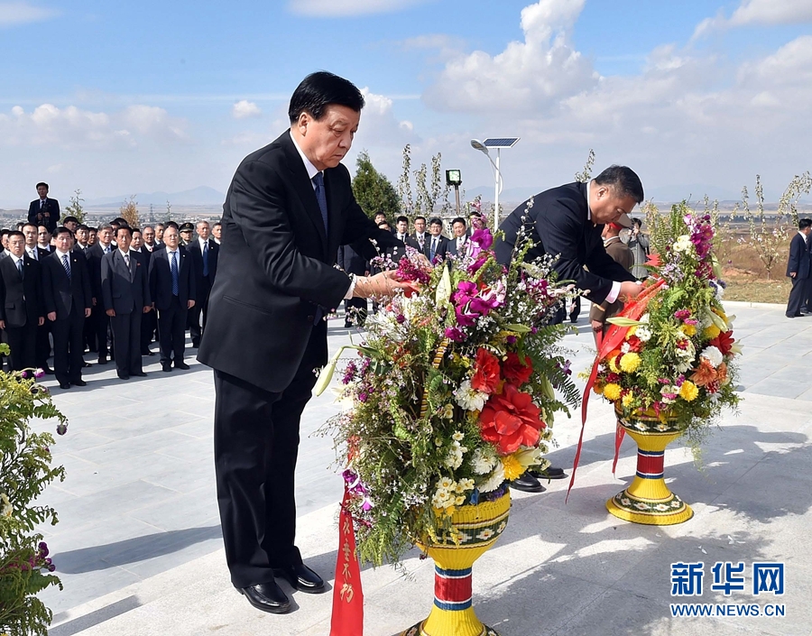 10月11日，中共中央政治局常委、中央書(shū)記處書(shū)記劉云山專(zhuān)程趕赴安州祭掃中國(guó)人民志愿軍烈士陵園，向中國(guó)人民志愿軍烈士敬獻(xiàn)花籃并默哀。 新華社記者 李濤 攝