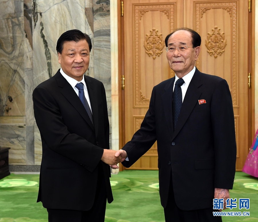 10月10日，正在朝鮮訪(fǎng)問(wèn)的中共中央政治局常委、中央書(shū)記處書(shū)記劉云山在平壤會(huì)見(jiàn)朝鮮勞動(dòng)黨中央政治局常委、最高人民會(huì)議常任委員會(huì)委員長(zhǎng)金永南。 新華社記者 饒愛(ài)民 攝