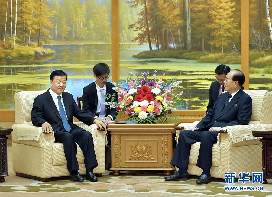 10月10日，正在朝鮮訪(fǎng)問(wèn)的中共中央政治局常委、中央書(shū)記處書(shū)記劉云山在平壤會(huì)見(jiàn)朝鮮勞動(dòng)黨中央政治局常委、最高人民會(huì)議常任委員會(huì)委員長(zhǎng)金永南。 新華社記者 李濤 攝