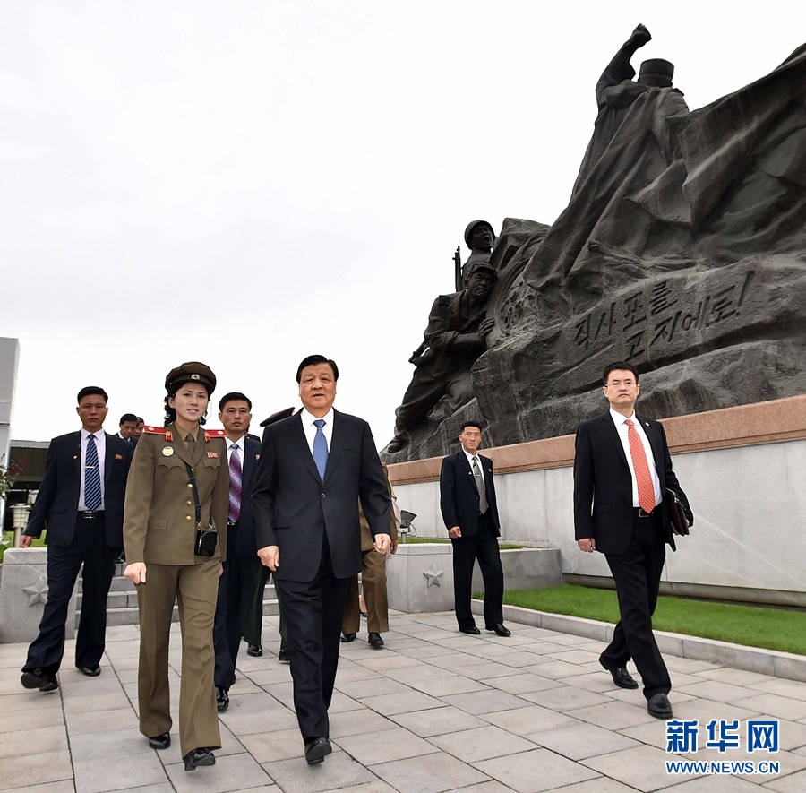 10月10日，正在朝鮮訪(fǎng)問(wèn)的中共中央政治局常委、中央書(shū)記處書(shū)記劉云山在平壤參觀(guān)朝鮮祖國(guó)解放戰(zhàn)爭(zhēng)勝利紀(jì)念館。 新華社記者 李濤 攝