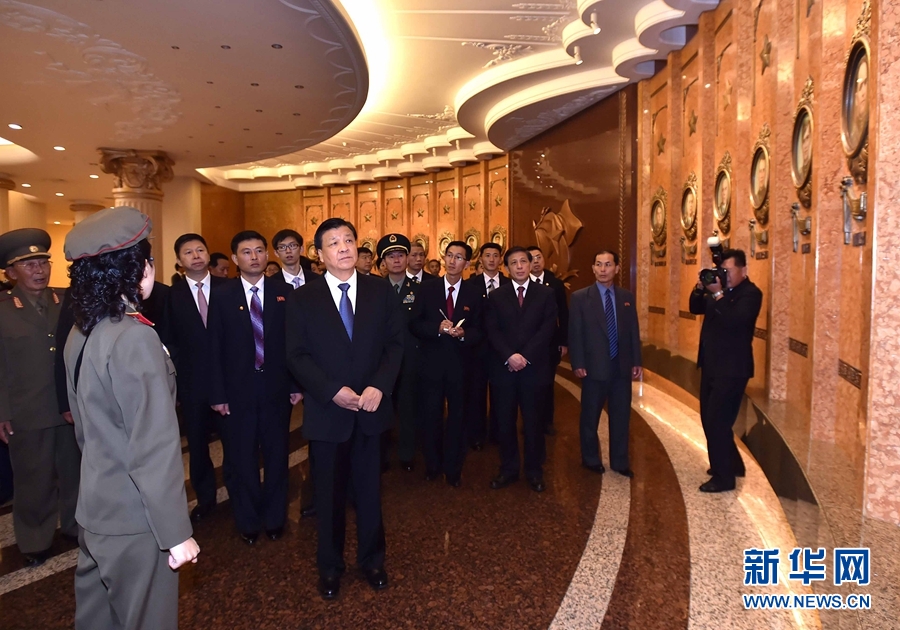 10月10日，正在朝鮮訪(fǎng)問(wèn)的中共中央政治局常委、中央書(shū)記處書(shū)記劉云山在平壤參觀(guān)朝鮮祖國(guó)解放戰(zhàn)爭(zhēng)勝利紀(jì)念館。 新華社記者 李濤 攝