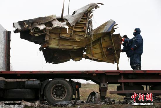 資料圖：2014年11月16日，烏克蘭頓涅茨克地區(qū)，墜毀MH17飛機事故現(xiàn)場成功搜尋到起落架的部分殘骸，一大塊機身殘片等。