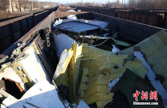 資料圖：烏克蘭頓涅茨克，MH17墜毀客機的殘骸裝上火車。圖片來源：CFP視覺中國