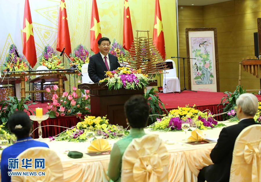 11月5日，中共中央總書記、國家主席習(xí)近平和夫人彭麗媛出席越共中央總書記阮富仲和越南國家主席張晉創(chuàng)在河內(nèi)國際會議中心舉行的盛大歡迎晚宴。新華社記者 龐興雷 攝 