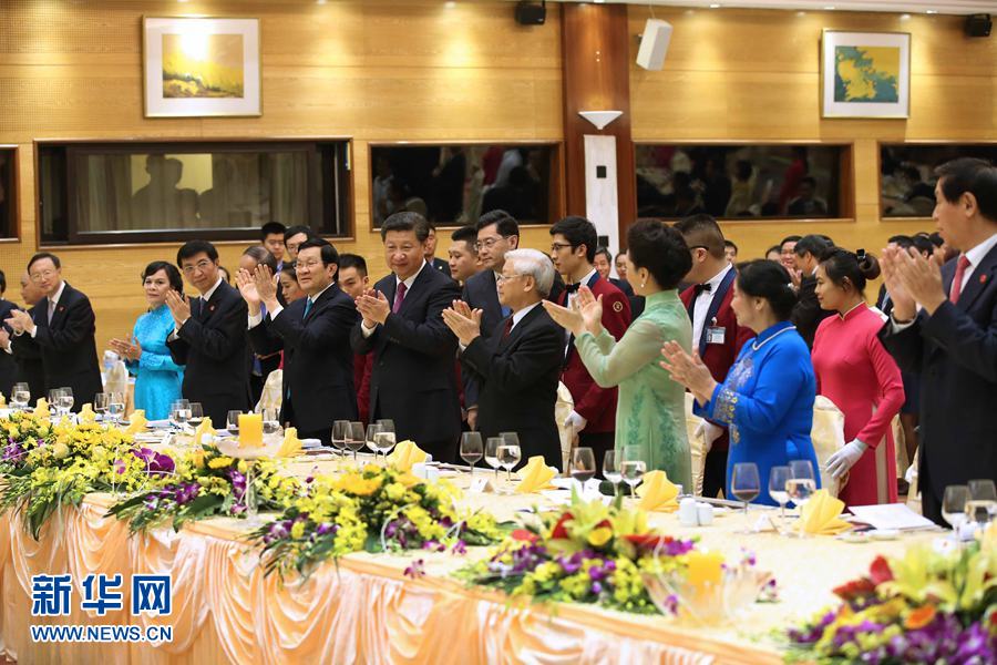 11月5日，中共中央總書記、國家主席習(xí)近平和夫人彭麗媛出席越共中央總書記阮富仲和越南國家主席張晉創(chuàng)在河內(nèi)國際會議中心舉行的盛大歡迎晚宴。新華社記者 龐興雷 攝 