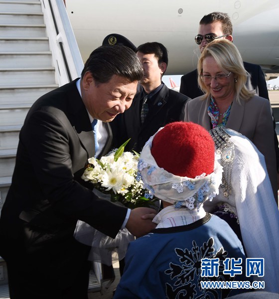 11月14日，國家主席習近平抵達土耳其安塔利亞，應土耳其共和國總統(tǒng)埃爾多安邀請，出席二十國集團領導人第十次峰會。這是土耳其兒童向習近平主席獻花。新華社記者 饒愛民 攝 
