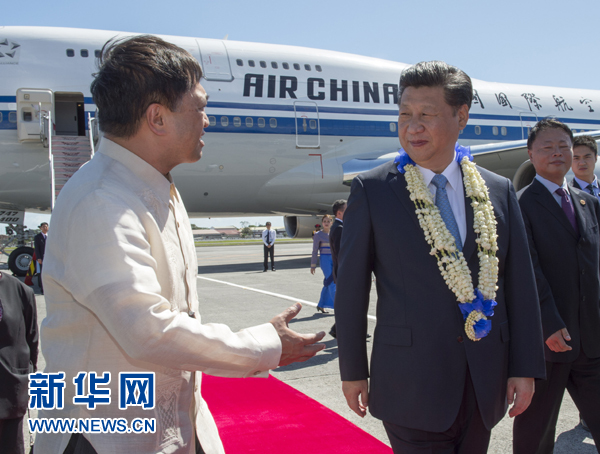 11月17日，國家主席習近平抵達菲律賓首都馬尼拉尼諾&middot;阿基諾國際機場，出席即將舉行的亞太經(jīng)合組織第二十三次領導人非正式會議。菲律賓高級官員到機場迎接習近平主席。新華社記者李學仁攝
