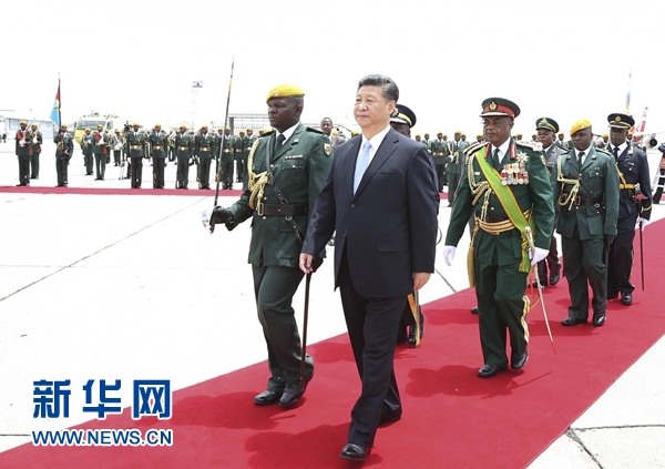 12月1日，中國國家主席習(xí)近平乘專機(jī)抵達(dá)津巴布韋首都哈拉雷，開始對津巴布韋進(jìn)行國事訪問。津巴布韋總統(tǒng)穆加貝在機(jī)場舉行隆重歡迎儀式。這是習(xí)近平檢閱儀仗隊(duì)。新華社記者 黃敬文 攝 