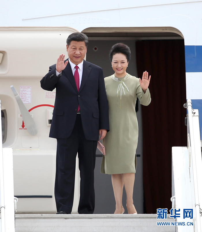 12月2日，國(guó)家主席習(xí)近平抵達(dá)南非首都比勒陀利亞，開(kāi)始對(duì)南非進(jìn)行國(guó)事訪問(wèn)。這是習(xí)近平和夫人彭麗媛向歡迎人群揮手致意。新華社記者龐興雷攝