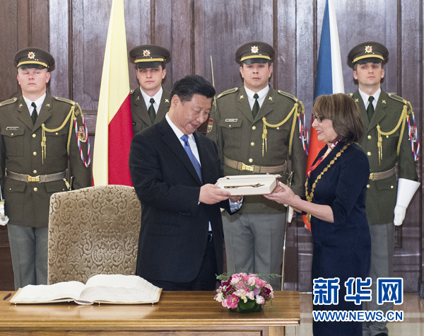 當(dāng)?shù)貢r(shí)間3月29日，國(guó)家主席習(xí)近平在捷克布拉格會(huì)見(jiàn)布拉格市長(zhǎng)科爾娜喬娃，并接受科爾娜喬娃代表該市贈(zèng)予的城市鑰匙。 新華社記者 王曄 攝
